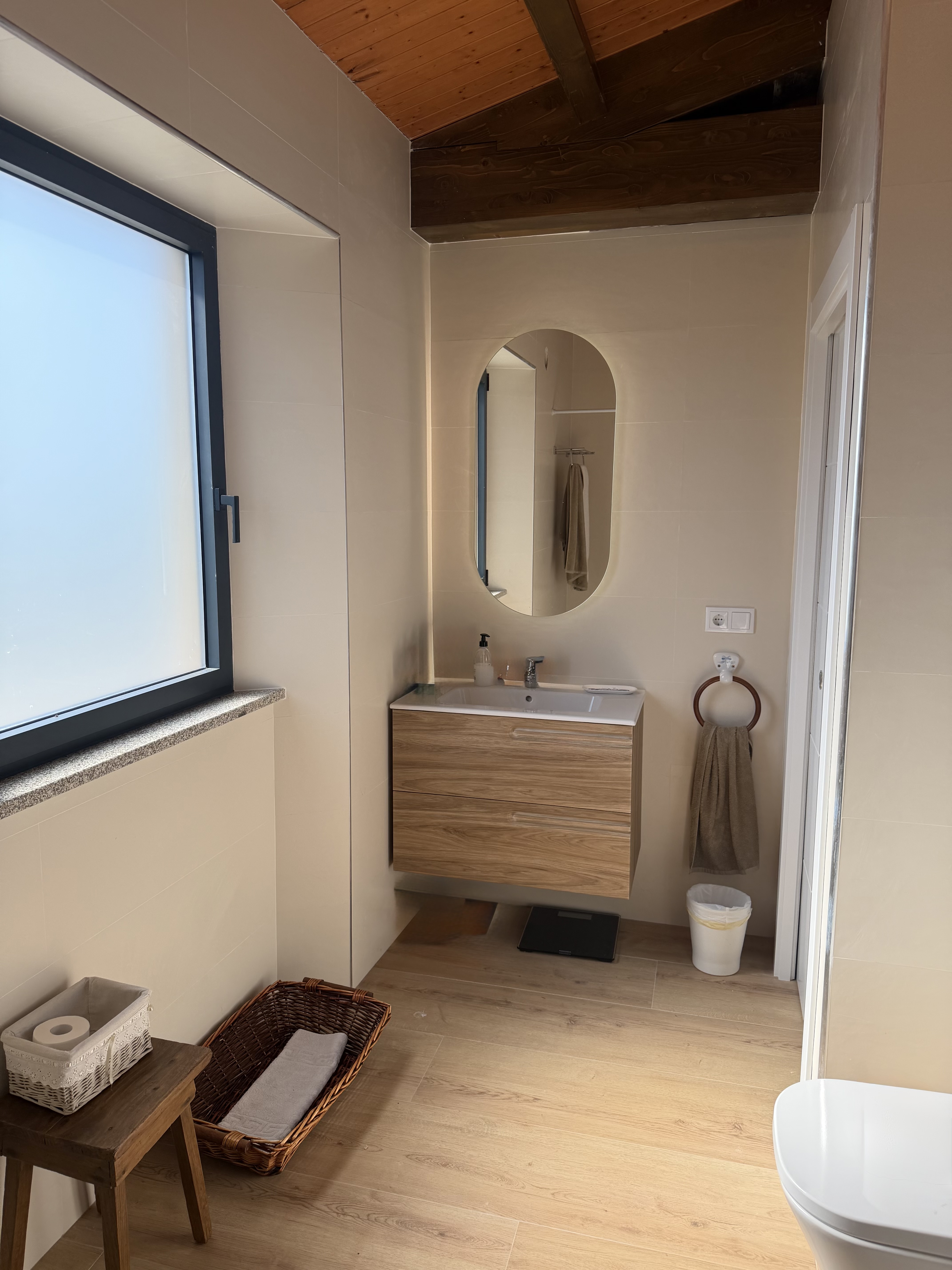 Baño en suite de la habitación principal, lavabo con espejo ovalado