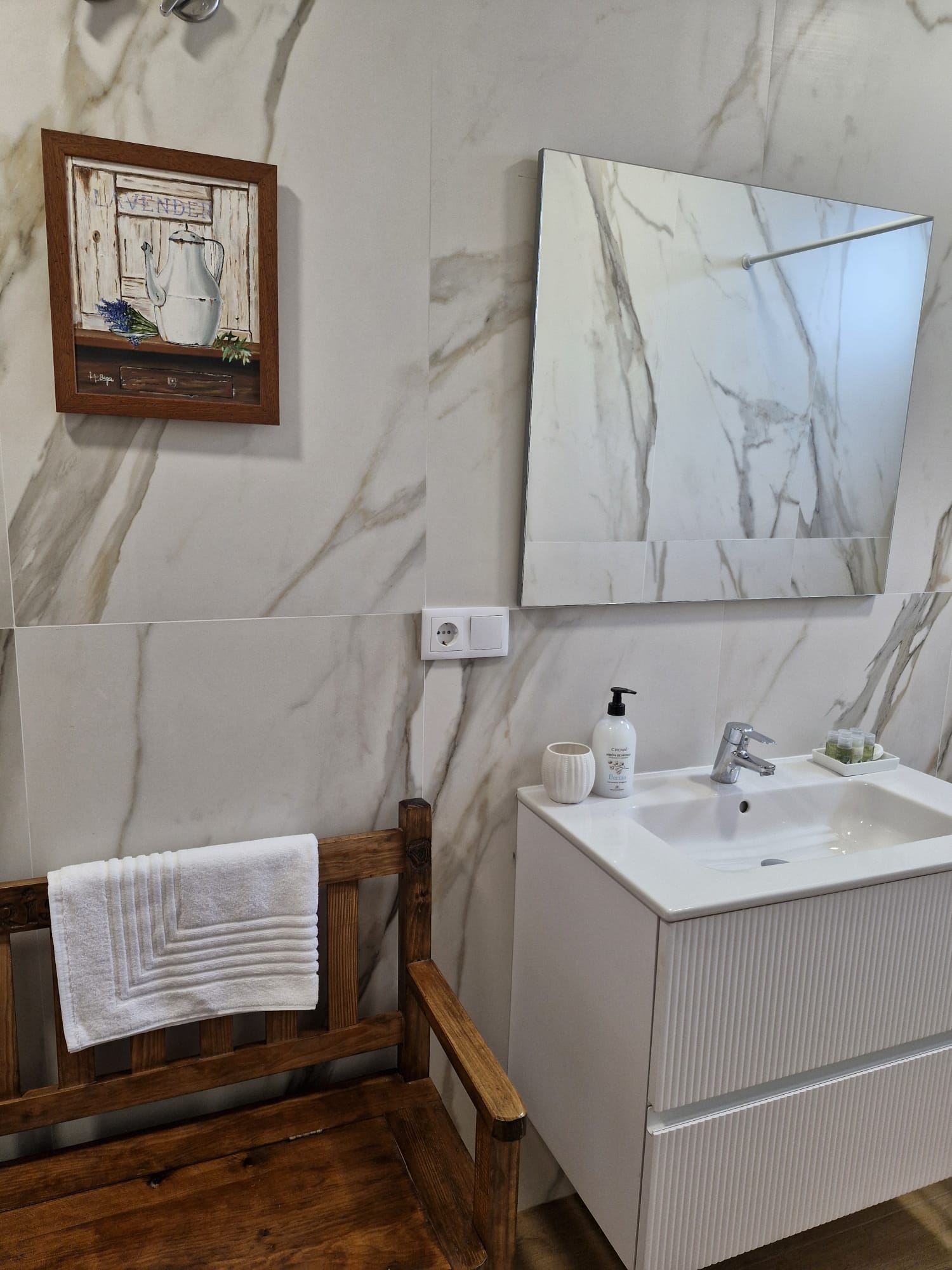 Ducha de mármol del baño junto a la habitación de forja
