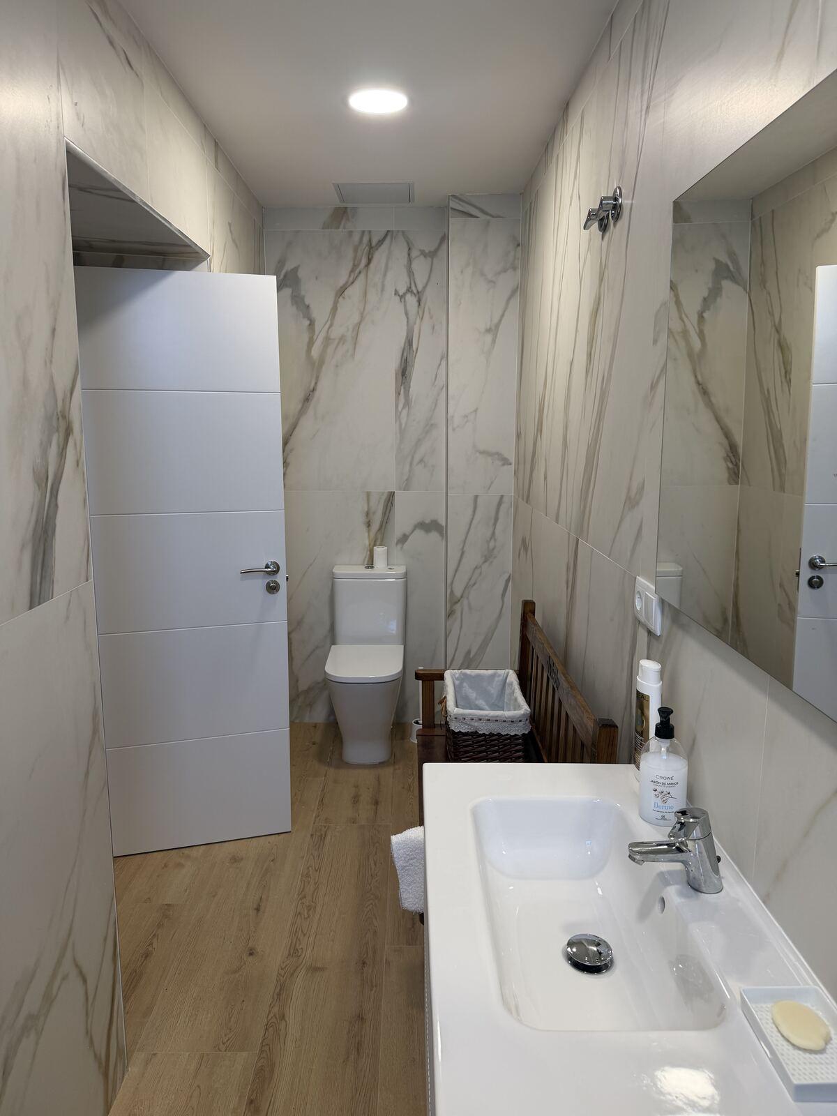 Lavabo del baño junto a la habitación de forja