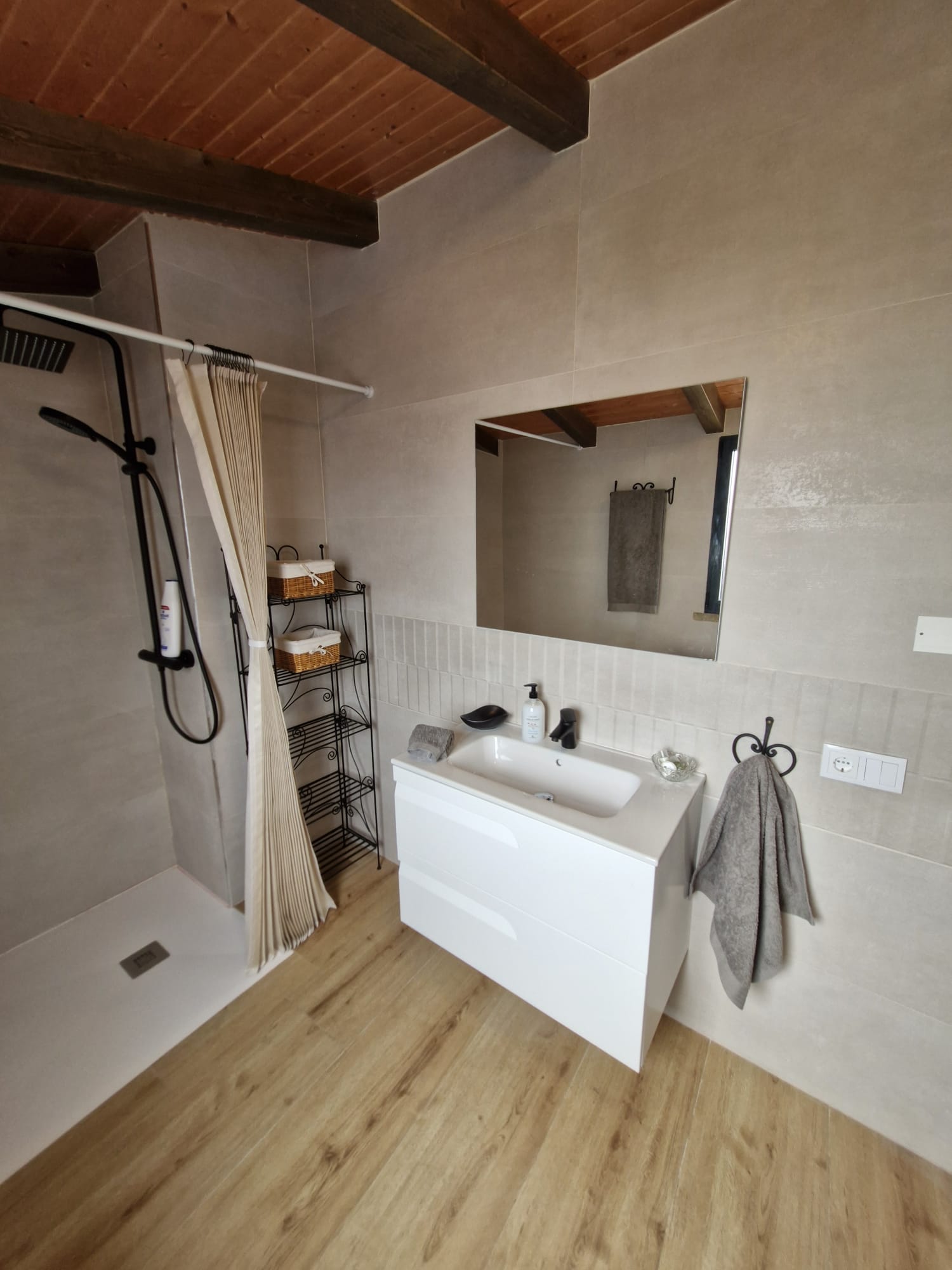 Ducha del baño junto a la habitación de camas individuales