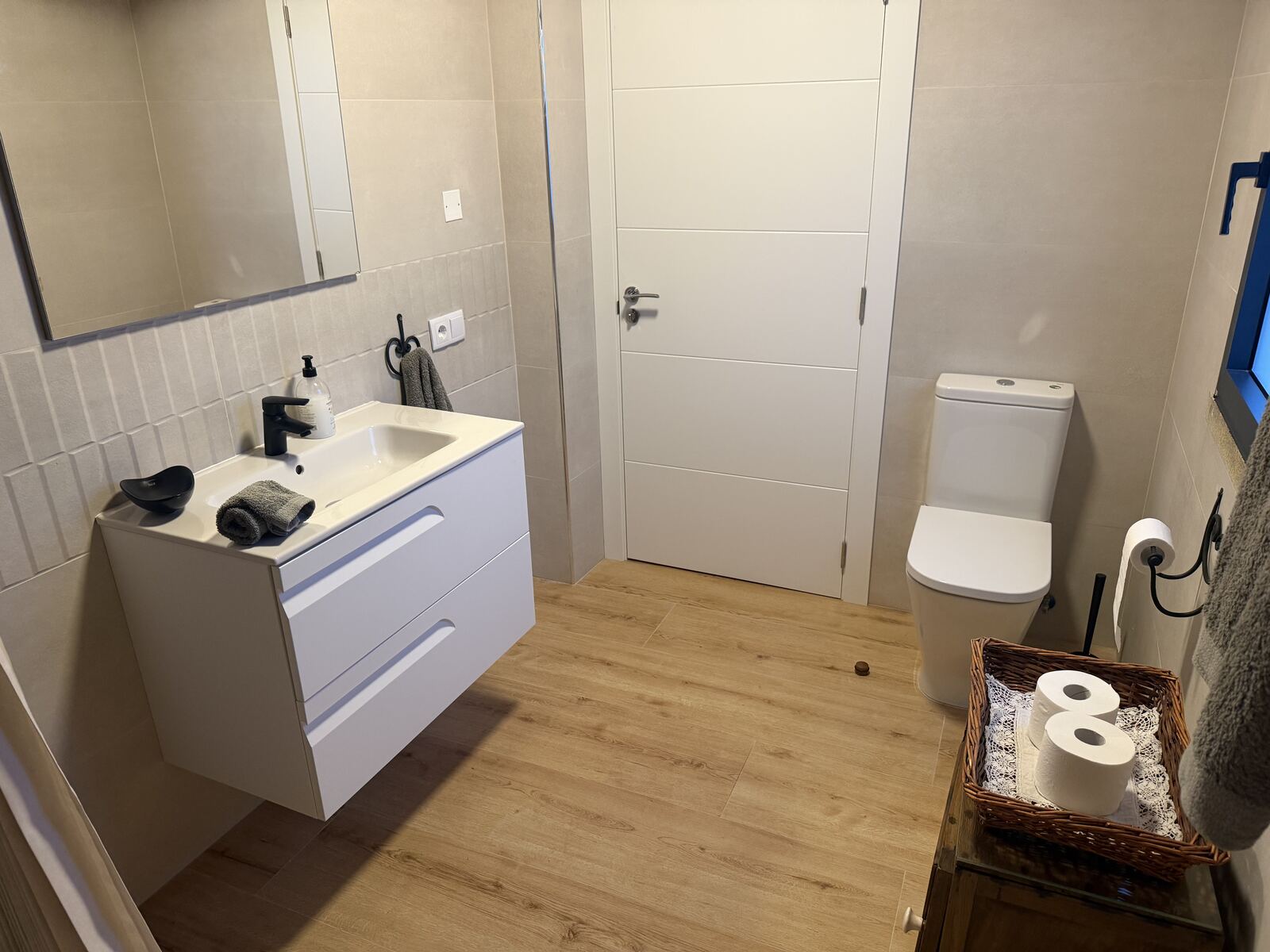 Lavabo del baño junto a la habitación de camas individuales