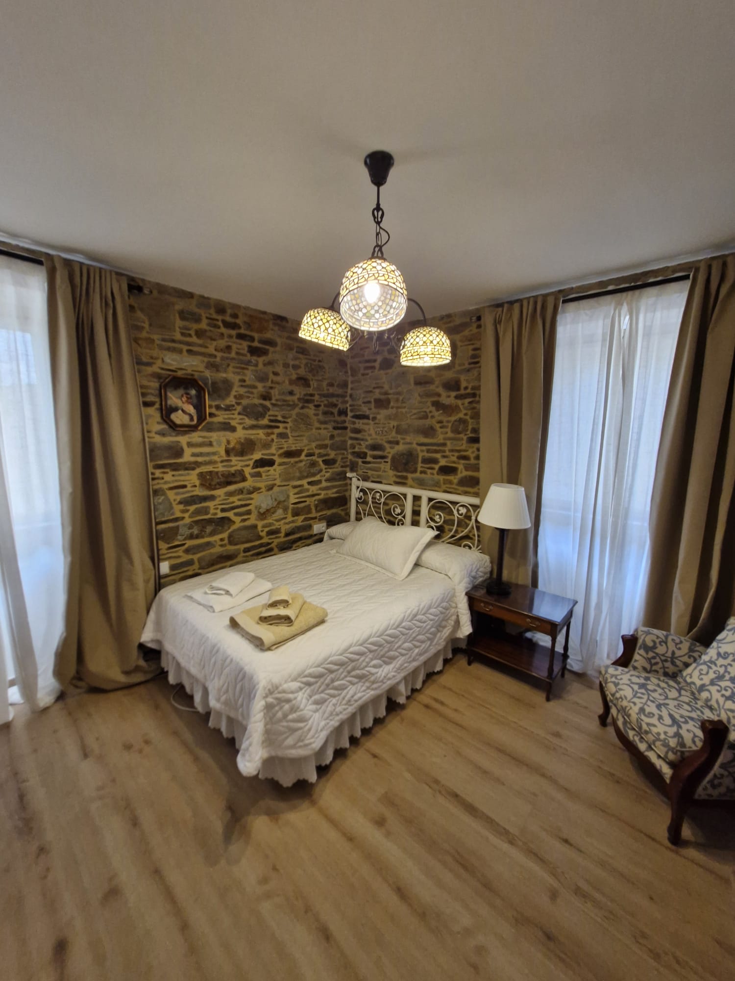 Habitación de forja con cómoda antigua y espejo