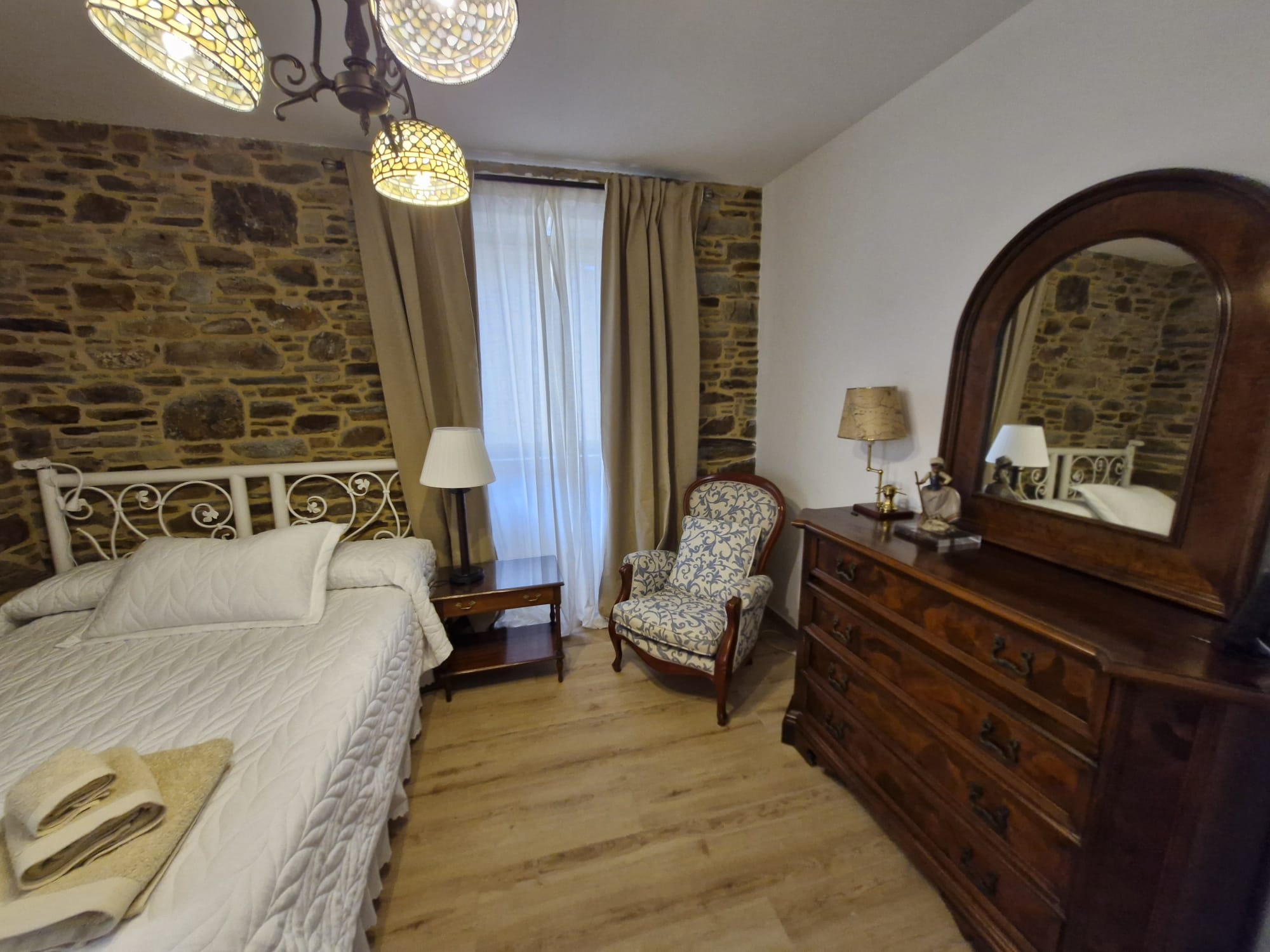 Habitación de forja con cómoda antigua y espejo