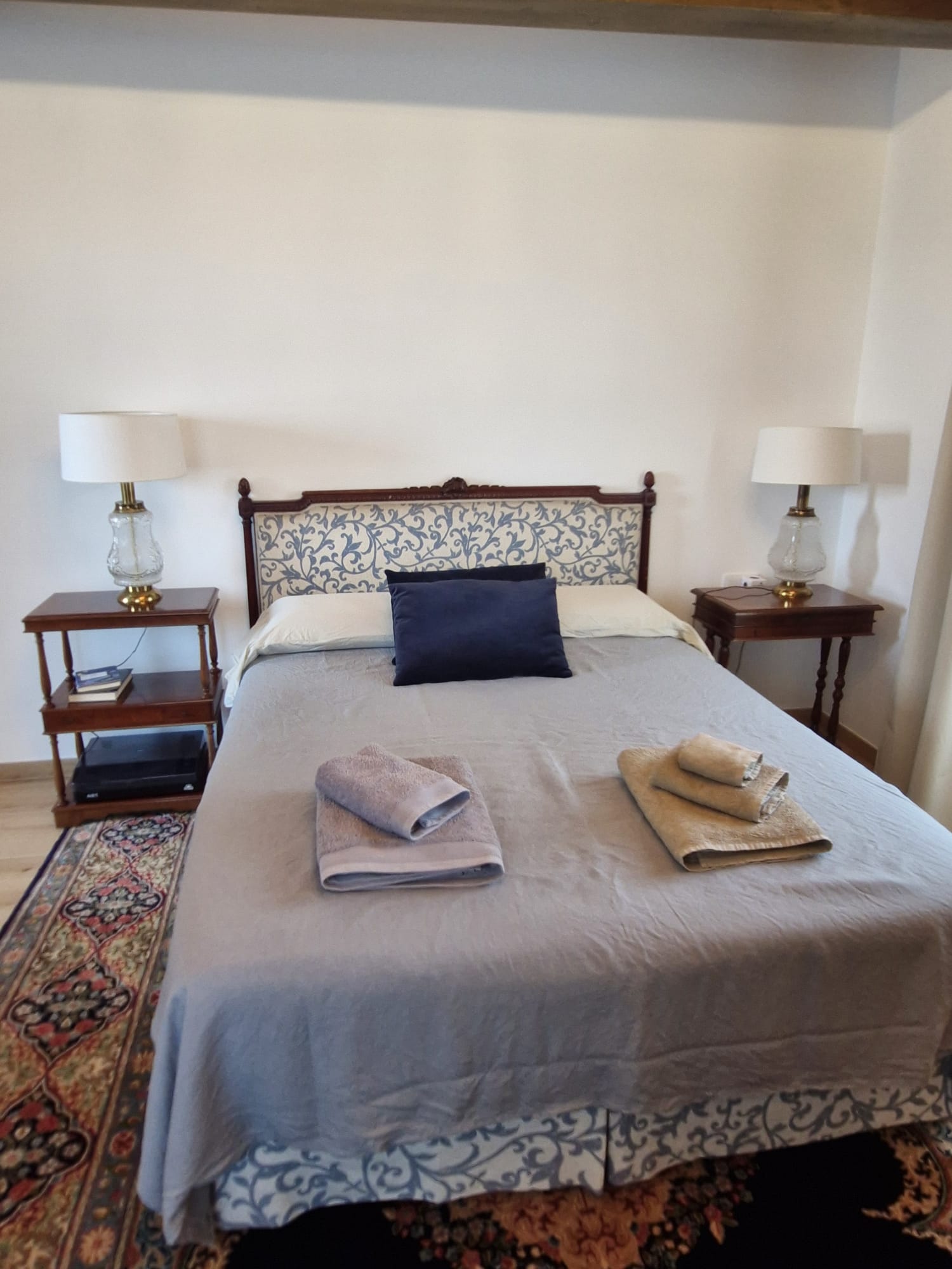 Habitación principal, cama con cabecero bordado