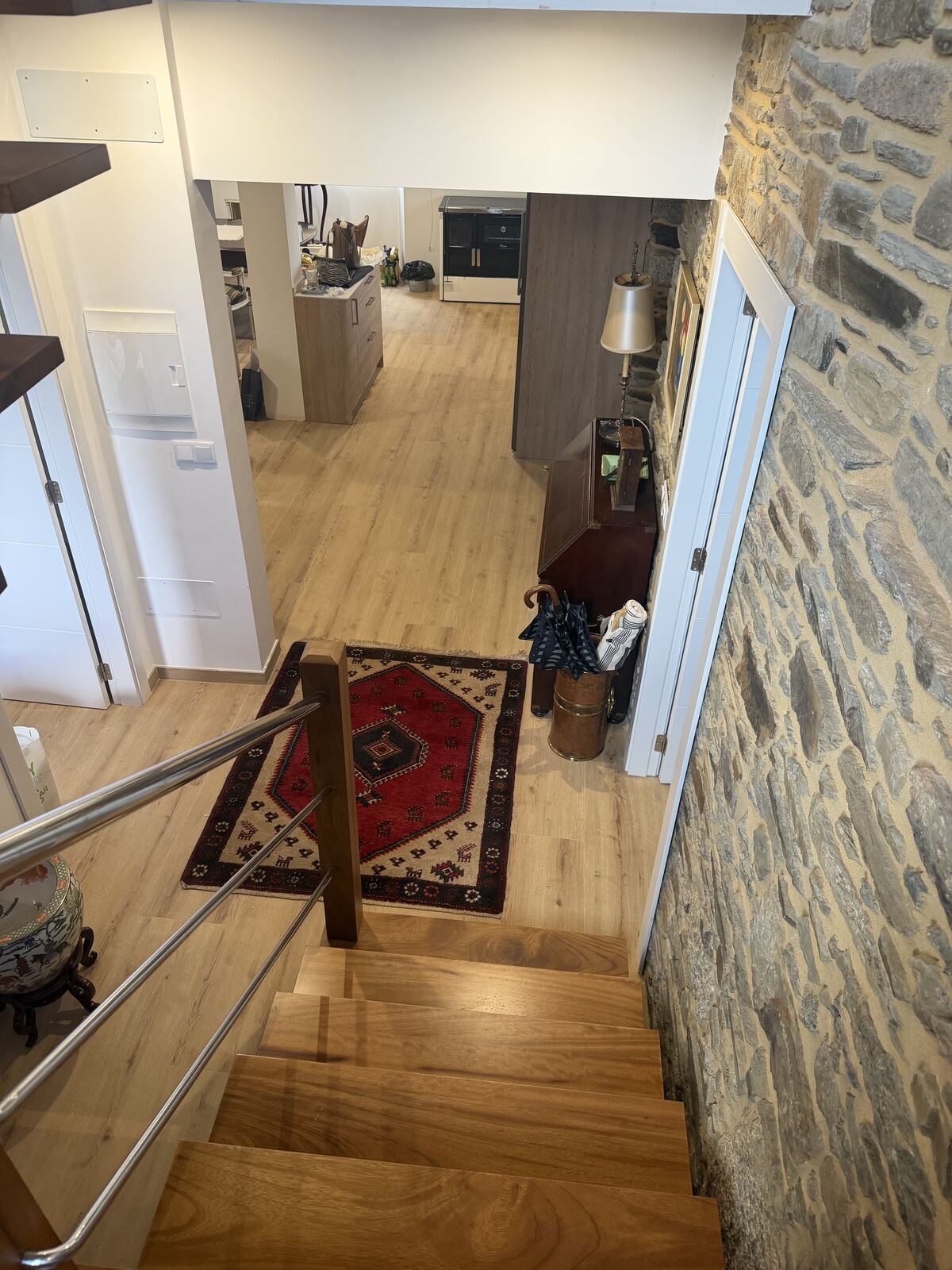 Entrada con escalera y alfombra kilim