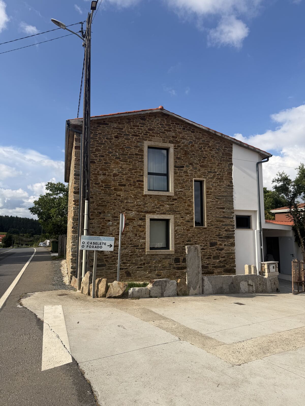 Fachada de piedra de Antiga Escola de Fonxe