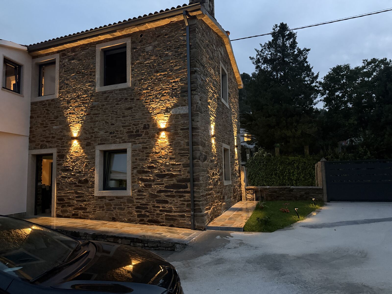 Fachada de piedra iluminada al anochecer