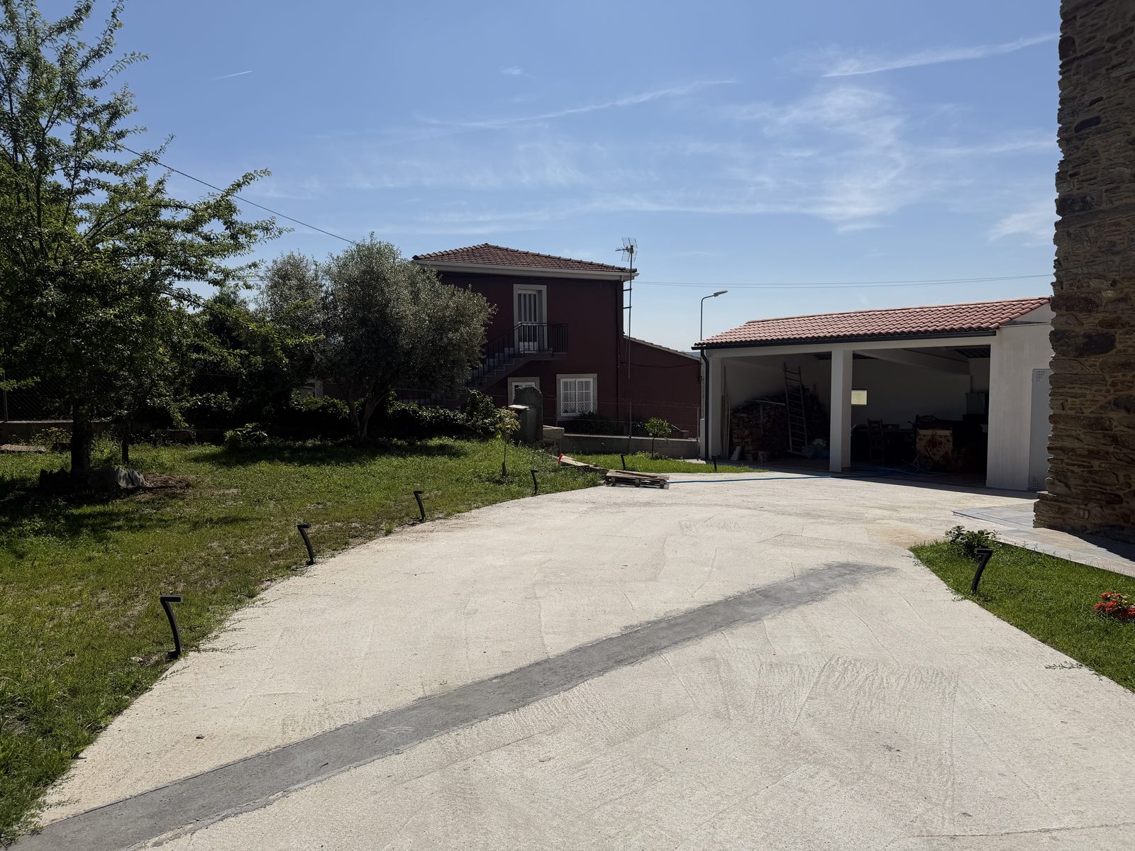 Acceso y jardín de la finca