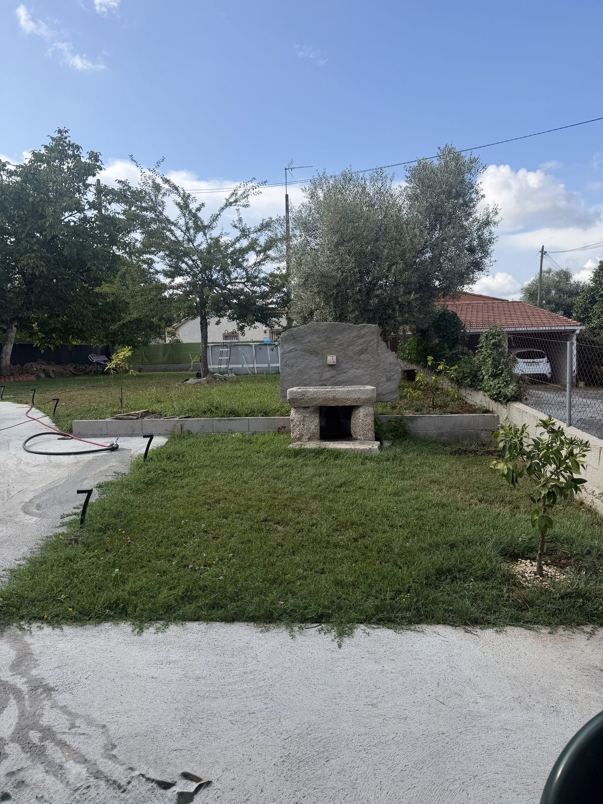 Fuente de piedra gallega en el jardín