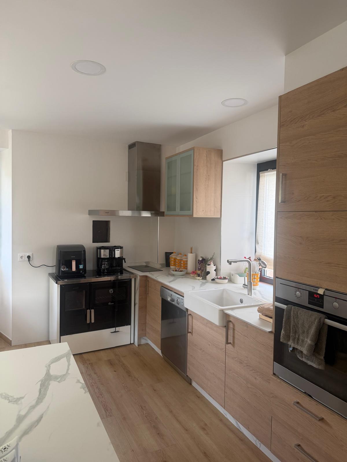 Cocina con encimera de mármol y electrodomésticos