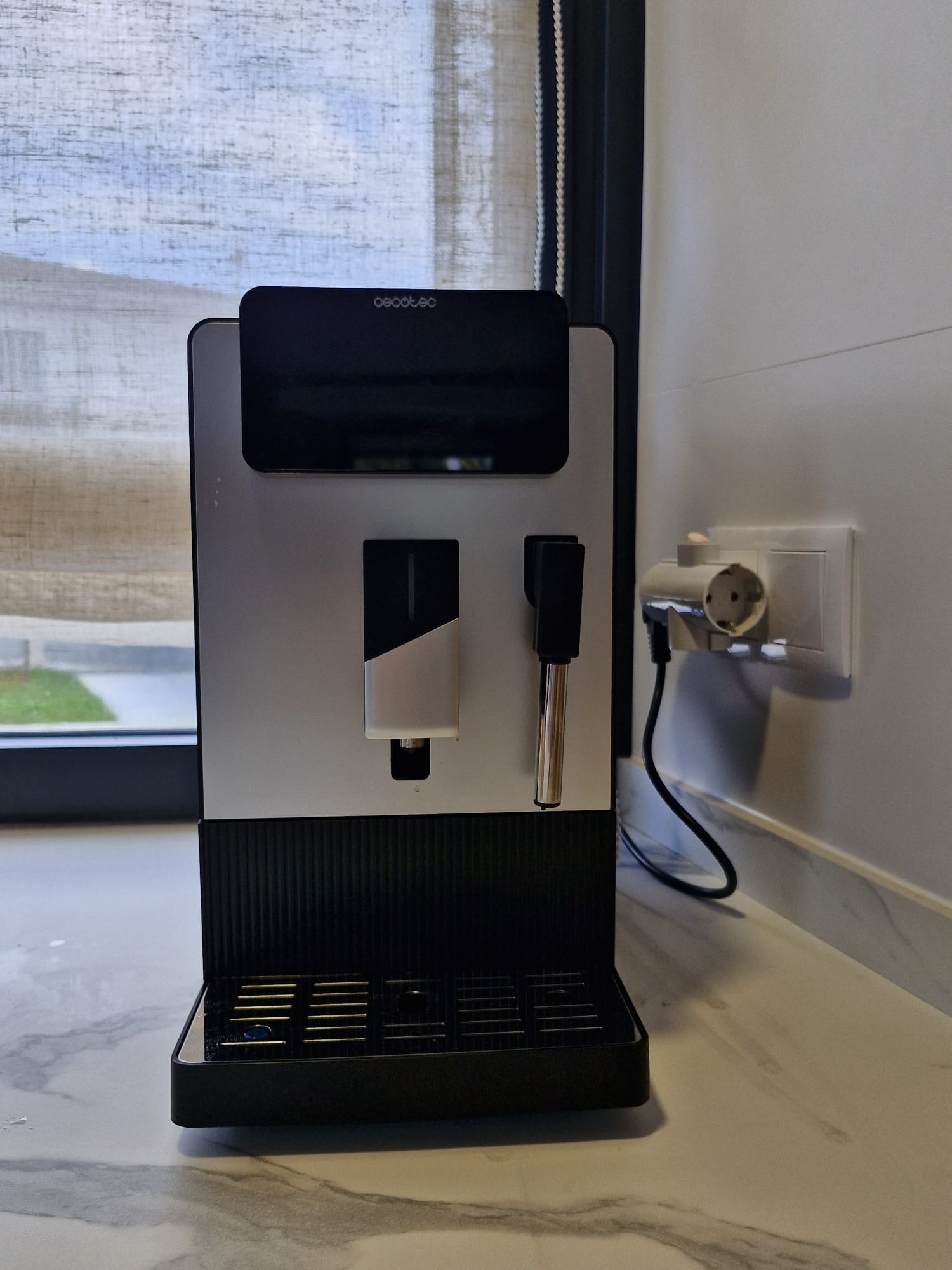 Cafetera automática Cecotec en la cocina