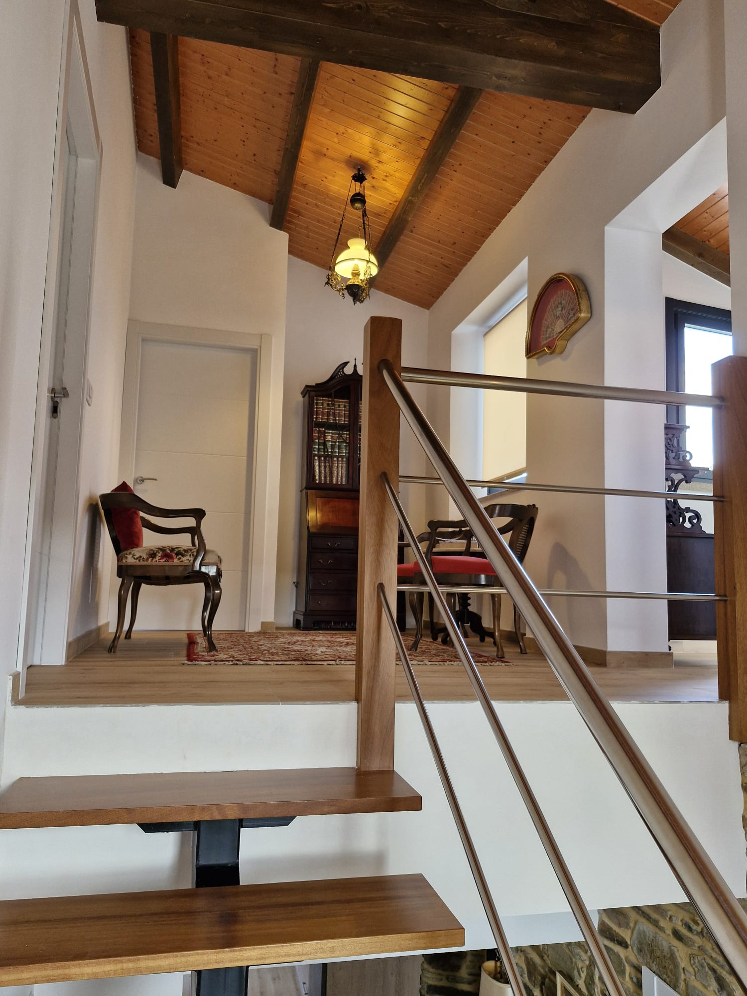 Escalera flotante de madera y distribuidor superior