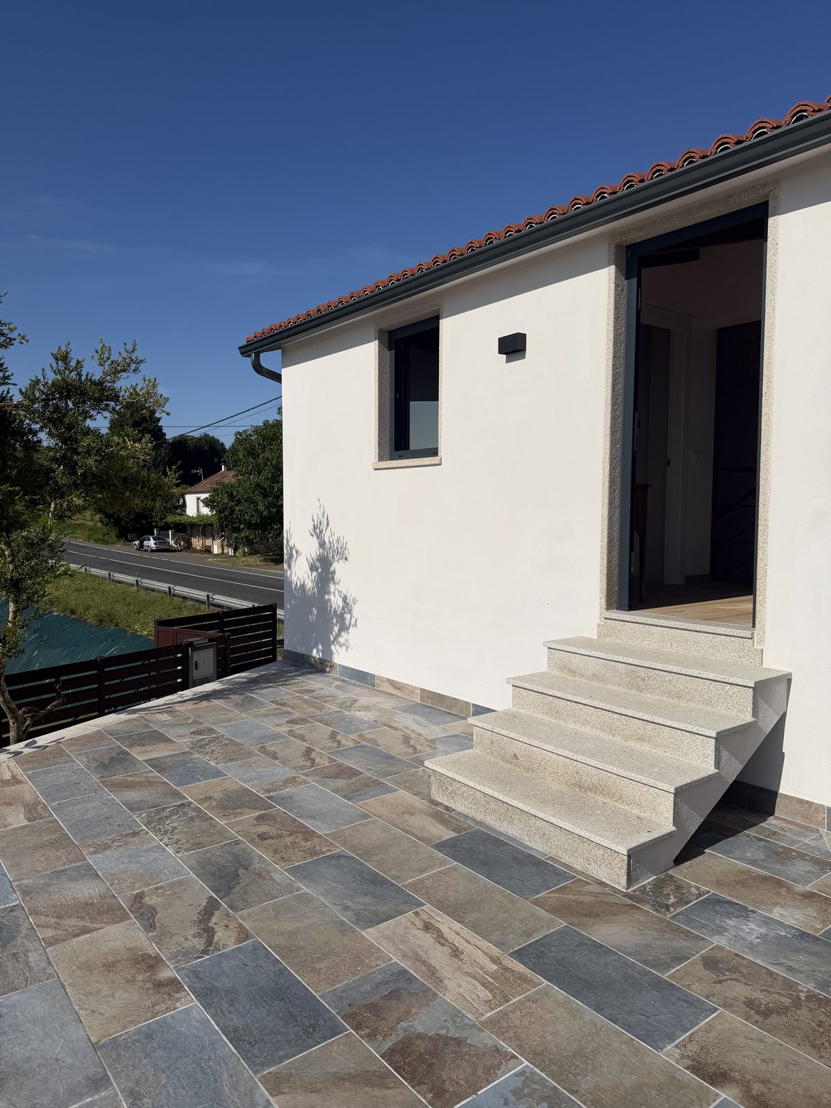 Terraza exterior con acceso a la casa